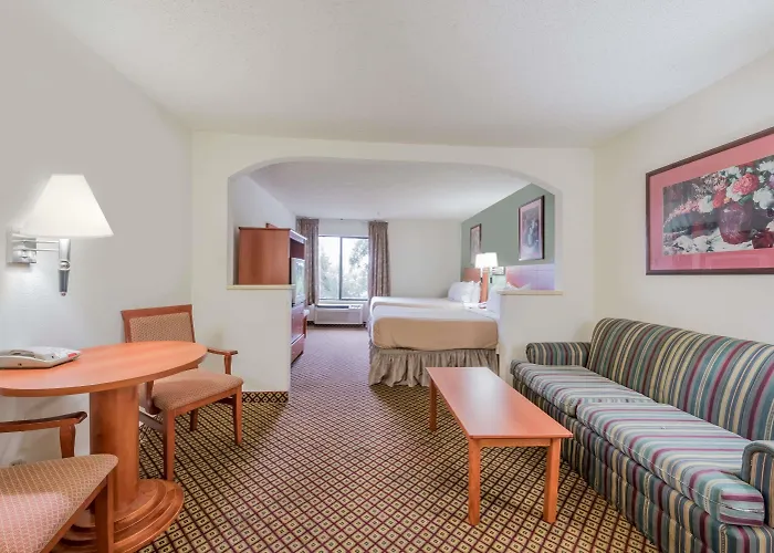 Super 8 By Wyndham Worth Downtown South Hotel Fort Worth